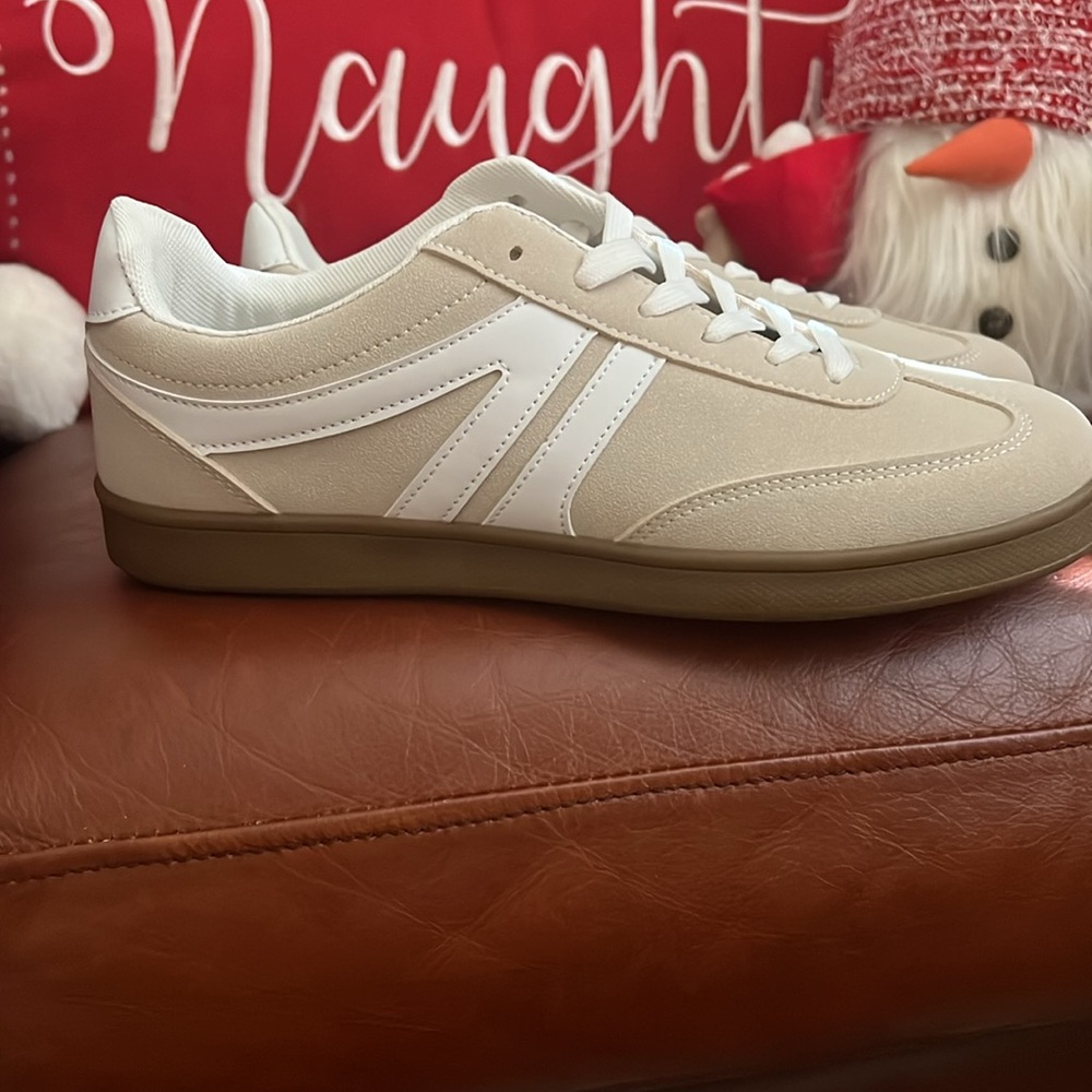 Women’s Color block lace up low top sneakers